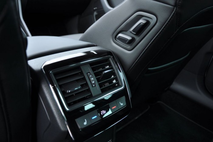 Új Superb Combi – Csak egy felpumpált Octavia? 10 Hátul is állítható a háromzónás légkondicionálás. Az első utasülést mozgathatjuk hátulról is, de elektromos állítással nem rendelhető ledönthető üléstámla