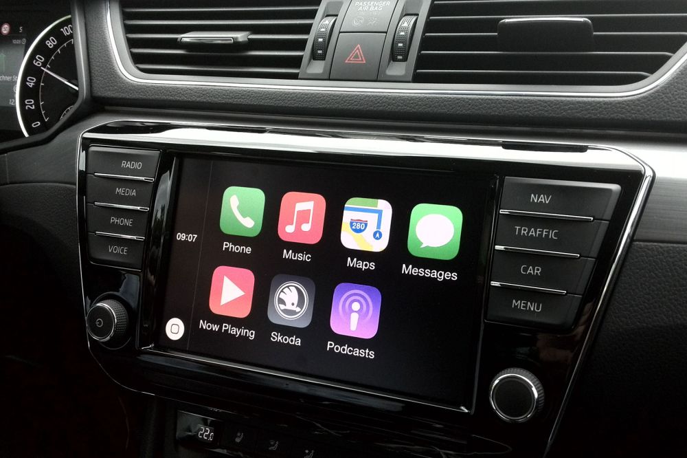 Ez az Apple CarPlay. Lehetővé teszi az almás telefonok integrálását az autóval, a programok a központi kijelzőről is használhatók