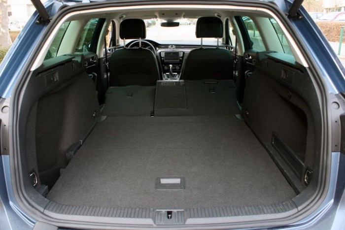Praktikusabb és profibb kialakítású a Passat Variant valamivel kisebb, 1780 literig bővíthető csomagtere