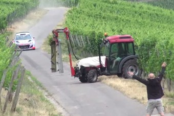 Mikor a raliautó elé kigurul a traktor, ott kibújik a csoki