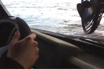 Ilyen, amikor egy Niva úszni megy