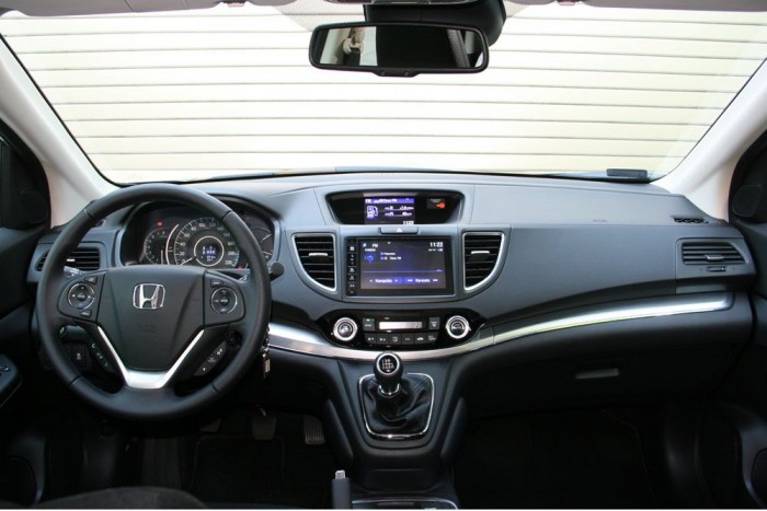 Ugyan, kinek tökéletesek a barátai? 9 | Vezess Sokkal egységesebb a Civic kesze-kusza belsejénél, az elődhöz hasonlóan közel a kormányhoz a váltó