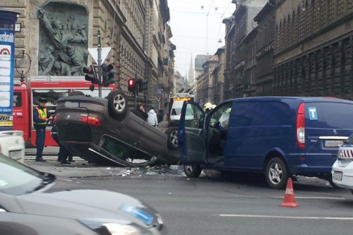 Háromautós karambol Budapesten