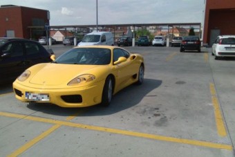 Nézd csak, hogy parkol ez a Ferrari Győrben!