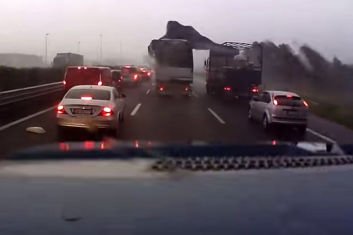 Így csap le a brutális vihar