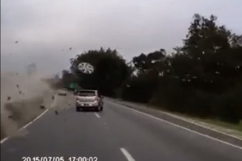 Őrült baleset, felszállt a levegőbe egy autó