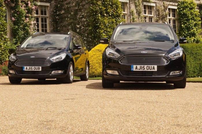 A 2016-os Galaxy is megkapta az egyen-hűtőmaszkot, ami eléggé olyan, mint az Aston Martinoké, de hát az sosem baj egy autón, ha Astonokra asszociál róla az ember