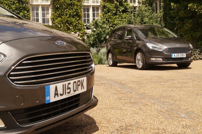 Nem facelift, tényleg új: Ford Galaxy, 2016 3 Az új orr mögött a régihez nagyon hasonlít a forma, a tengelytáv is azonos, de a Ford állítása szerint a kocsi nem facelift, teljesen új autó