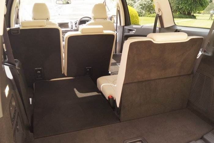 Lólépésben is döntögethetők a különálló ülések