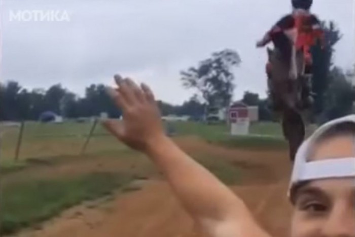 A hét hülye ötlete: pacsizni egy krosszmotorral