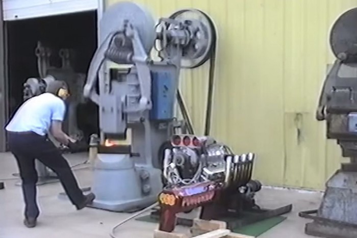 Ennél a V8-as kalapácsnál ma nem zúz jobban semmi