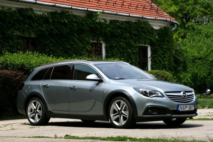 Az új motor nem látszik az Insignián, de továbbra is dögös