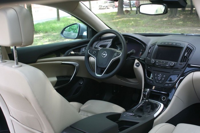 Igényes, masszív autó benyomását kelti az Insignia belülről