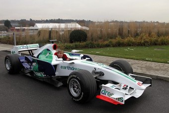 Vett egy F1-es autót, hogy azzal menjen pályanapokra