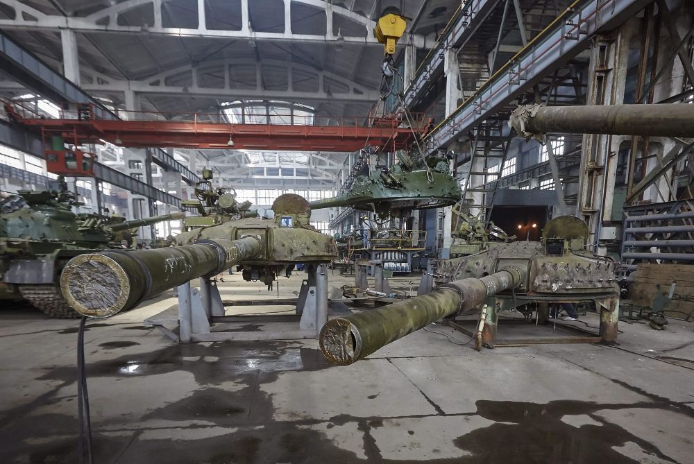 T-80-as harckocsik alkatrészei a kelet-ukrajnai Harkiv egyik tankjavító műhelyébe
