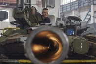 gy munkás egy T-80-as harckocsi lövegtornyán a kelet-ukrajnai Harkiv egyik tankjavító műhelyébe