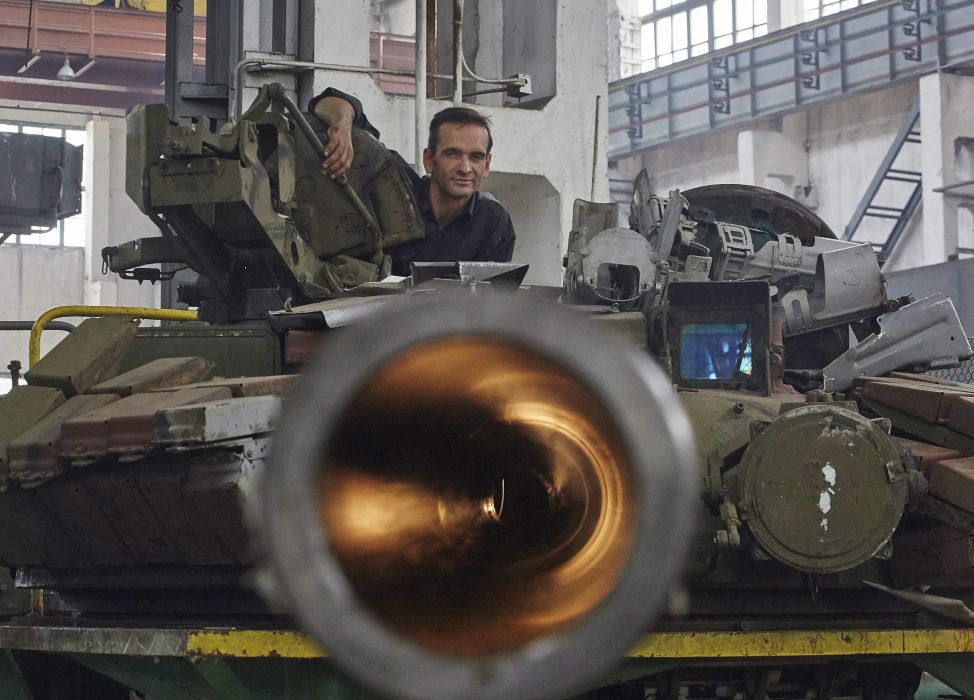 gy munkás egy T-80-as harckocsi lövegtornyán a kelet-ukrajnai Harkiv egyik tankjavító műhelyébe