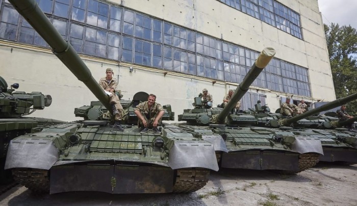 Munkások az általuk felújított T-80-as harckocsikon