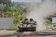 Egy felújított T-80-as harckocsi a kelet-ukrajnai Harkiv egyik tankjavító műhelyének tesztpályáján