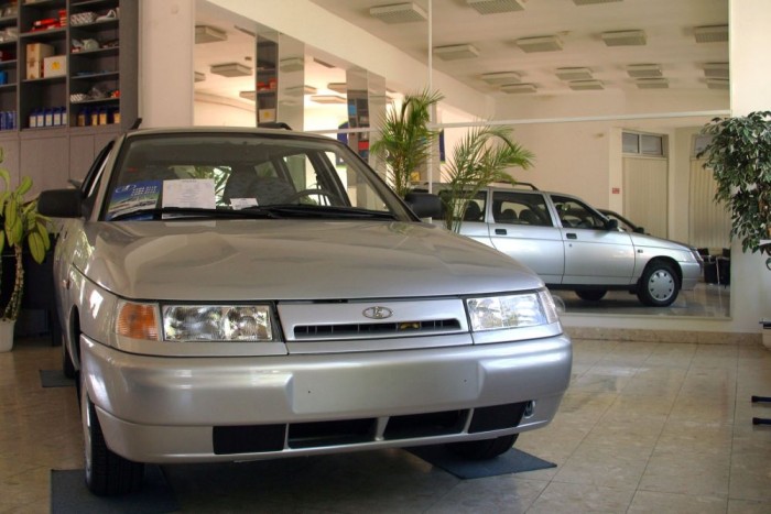 180 lóerővel térhet vissza a Lada 3 Öt éve szűnt meg a személyautók forgalmazása, a képen a 110-es sorozat kombija, a 2112. Azóta a Nivák szerepeltek kisebb cégek kínálatában