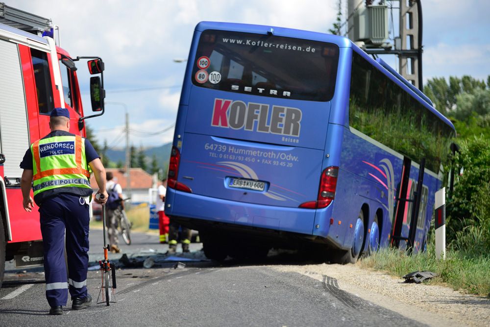 Halálos baleset miatt teljes útzár a 10-es úton 4