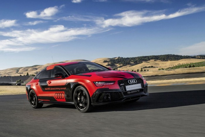 A kormány mögött ülő átadhatja a vezetést, de ez csak lehetőség lesz, nem kényszer. A prototípus a számítógéppel a volánnál jobb köridőt ért el, mint állítólag jó kezű autóversenyzőkkel