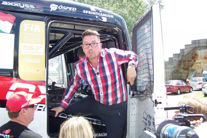 Alaposan felfrissítette Ákost a nyári kánikulában a versenykamionnal való száguldozás 