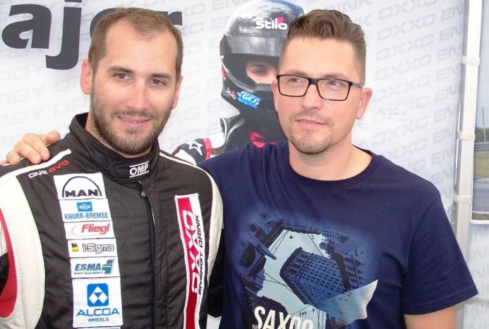 Ákos versenykamionnal száguldozott 3 Kiss Norbi nagy Ákos-rajongó, az énekes pedig elismeréssel nyilatkozott az Európa-bajnok versenyzőről. Ákos szerint minden magyar méltán lehet büszke Norbi teljesítményére és örül annak, hogy szeptemberben személyesen szurkolhat a versenyzőnek