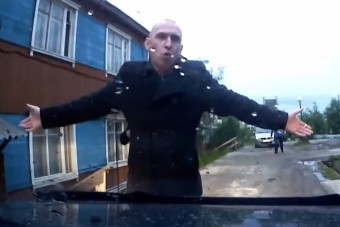 Átmászott az autón a felbőszült gyalogos