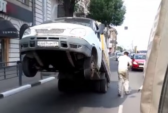 Ágaskodó Gazella és kárörvendő röhögés