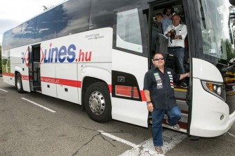 Újságírókkal teli buszt vezetett a vak motoros