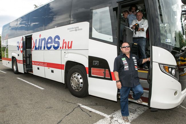 Újságírókkal teli buszt vezetett a vak motoros