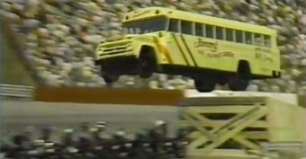 20 motort átugratni egy iskolabusszal?