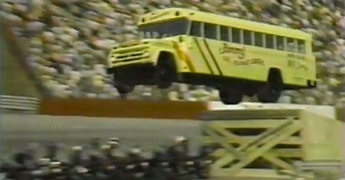 20 motort átugratni egy iskolabusszal?