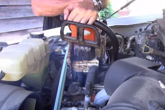 Láncfűrésszel is életre kelthető egy autó