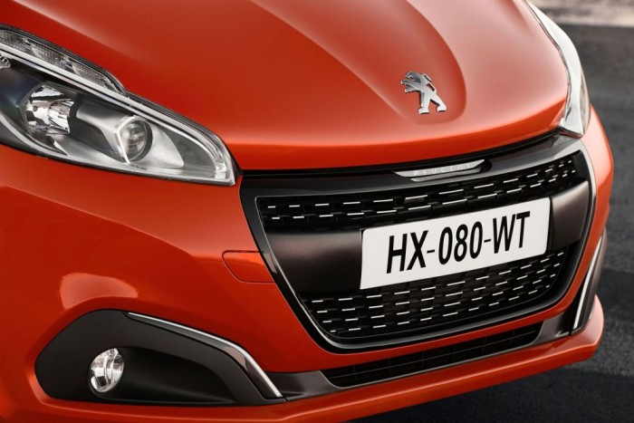 Mása fényszóró betétje, a hűtőmaszk és a ködlámpafészek a modellfrissítés óta