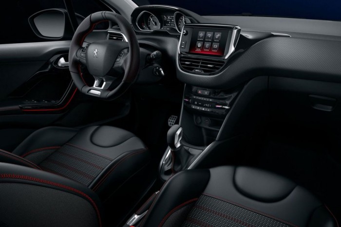 Ritka vonás a magasra emelt műszeregység, a kis kormánykerék gyorsan megszokható