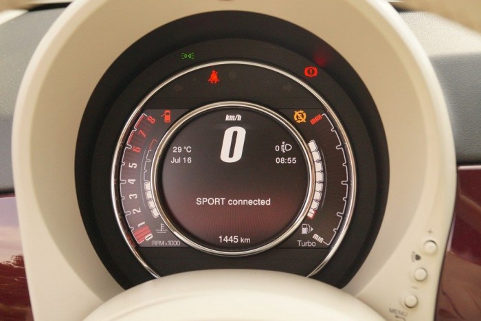 Új Fiat 500: végre van fedeles kesztyűtartója! 13 SPORT módban (a 105 lovas TwinAirben van Sport gomb a műszerfalon) turbónyomás-mérő műszer kerül az ekonométer helyére