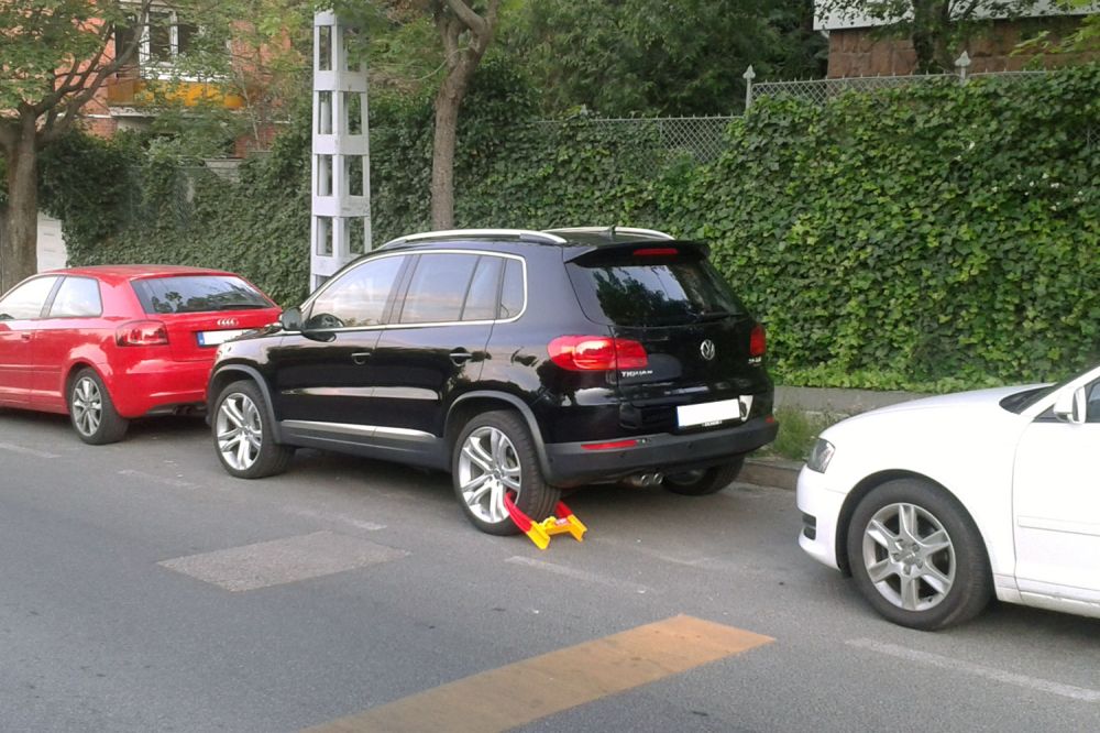 Érdekes megoldást láttunk nemrég Budapesten az autó lopásvédelmére: a saját kezűleg le- és felszerelhető kerékbilincset