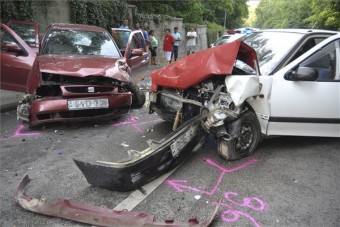 Frontális ütközés: súlyosan megsérült egy gyerek Úriban