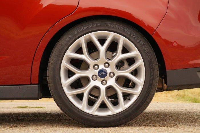 A 235/40 R18-as gumikon sem ráz, ellenben nagyon stabil a kanyarban a C-Max