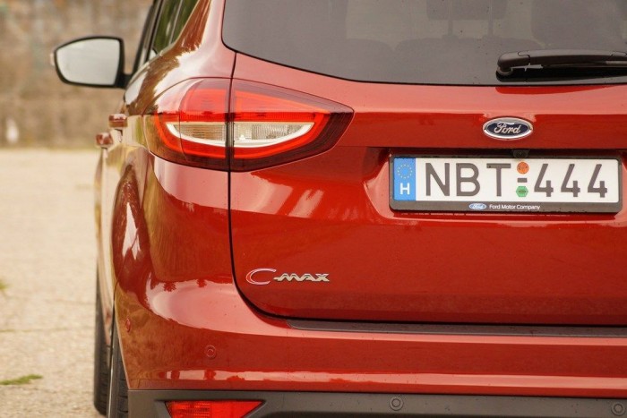 1800 kilométeres teszt a Ford C-Max-szal 83 A csomagtérfedélt motor nyitja, felárért alárúgásos nyitóautomatikával. Két hét alatt egyszer sem jutott eszembe kipróbálni, hogy működik-e, kulccsal és kilinccsel nyitottam az ajtót;ha van is olyan élethelyzet, amikor hasznos a láblendítéses nyitás, nekem nem sikerült ilyenbe keverednem jó 1800 kilométer alatt