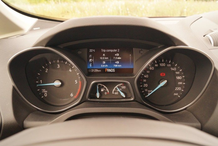 1800 kilométeres teszt a Ford C-Max-szal 87 A cicaszemek és a kék mutatók még az előző dizájnirányzatból öröklődtek át, az új Galaxyban már TFT-paneles a műszeregység
