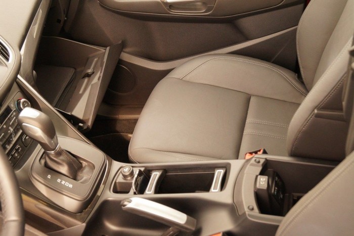 1800 kilométeres teszt a Ford C-Max-szal 79 Hatalmas a kesztyűtartó, a könyöklő alatt is mély a Nyúl Ürege, a szivargyújtó mögött tologatható kis hidak segítik a tárca, telefon, rágcsazacsi elrendezését hosszú vezetés előtt