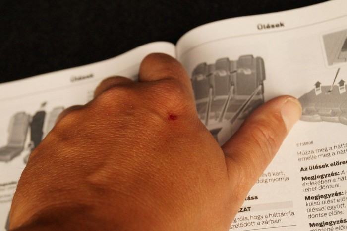 Amíg próbáltam hátrébb-beljebb tolni az üléseket, a C-Max gonoszul belém harapott