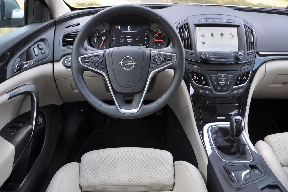 Jól vezethető az Opel az alapfutóművel is, de a FlexRide adaptív lengéscsillapítás megéri az árát