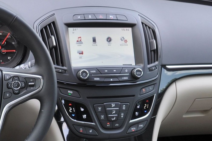 Vannak furcsaságok az Opel menüjében. Jó viszont, hogy kézírással is felismeri a navigációs címeket