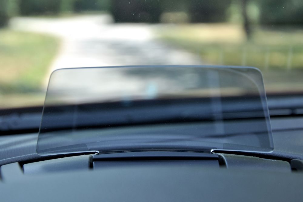 Navigációs iránymutatást ad és a sebességet jelzi ki a Mazda egyszerű vetített kijelzője