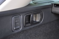 Az első Mazda6-ban is benne volt a Karakuri-támladöntés: rugók segítenek előrehajtani a háttámlákat