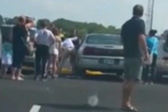 Így szabadítják ki a napon hagyott kocsiból a csecsemőt - videó